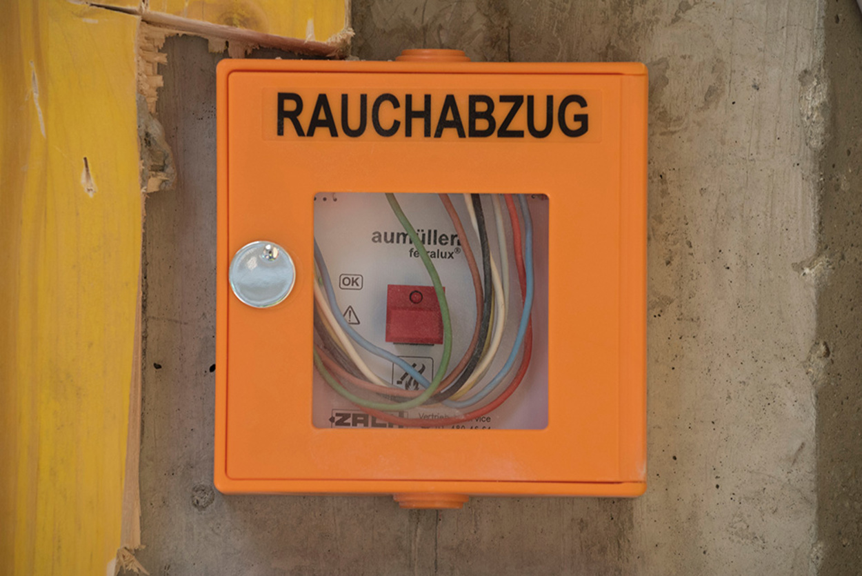 Rauchwärme&shy;abzug bei Muster Elektro in Musterstadt